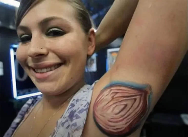 Ove tetovaže izgledaju kao &scaron;ala: Nevjerojatno &scaron;to sve ljudi trajno nose na svojoj koži