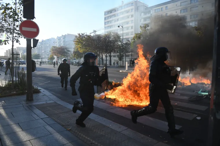 Barikade, paljevine i sukobi s policijom: Pogledajte kako Francuzi protestiraju protiv vlade