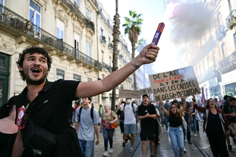 Barikade, paljevine i sukobi s policijom: Pogledajte kako Francuzi protestiraju protiv vlade