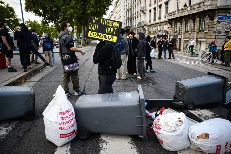 Barikade, paljevine i sukobi s policijom: Pogledajte kako Francuzi protestiraju protiv vlade