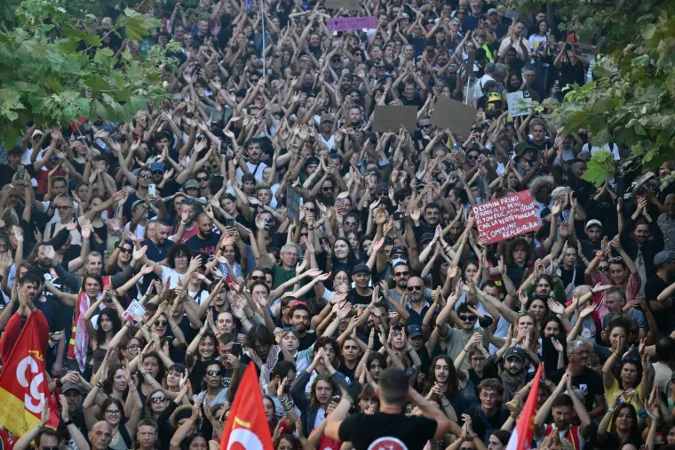 Barikade, paljevine i sukobi s policijom: Pogledajte kako Francuzi protestiraju protiv vlade