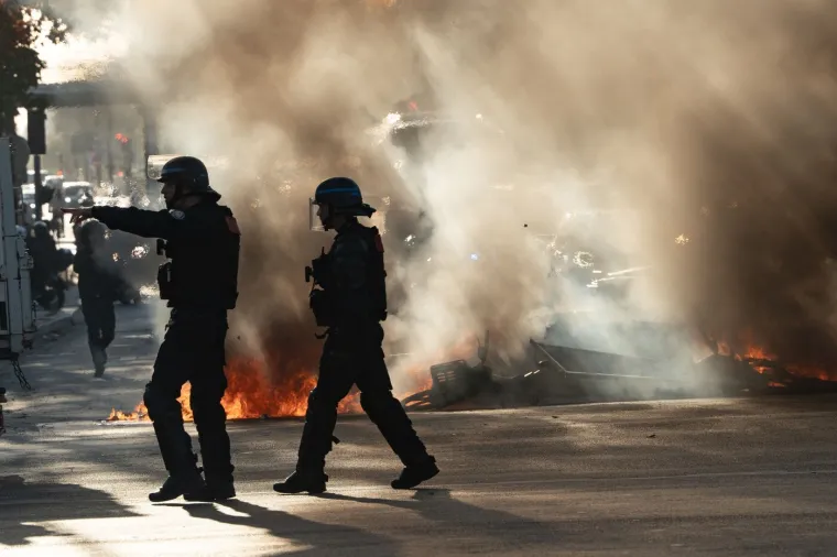 Barikade, paljevine i sukobi s policijom: Pogledajte kako Francuzi protestiraju protiv vlade