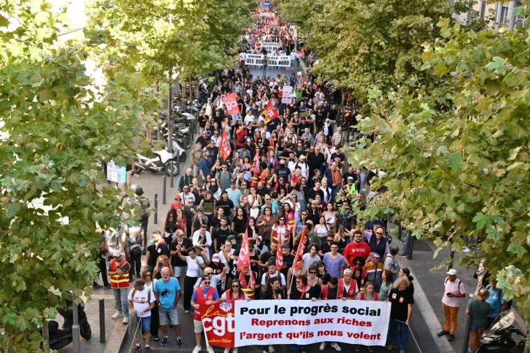 Barikade, paljevine i sukobi s policijom: Pogledajte kako Francuzi protestiraju protiv vlade