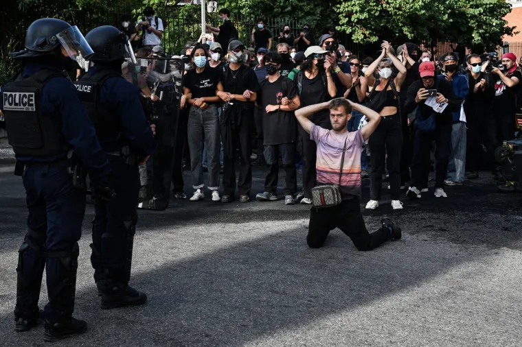 Barikade, paljevine i sukobi s policijom: Pogledajte kako Francuzi protestiraju protiv vlade