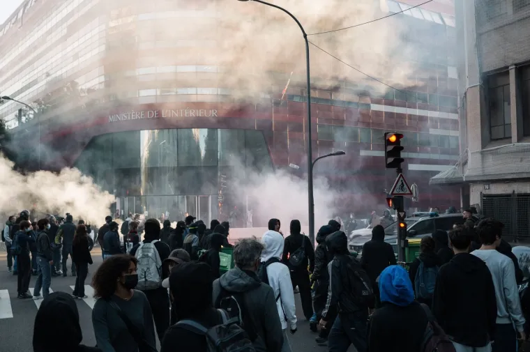 Barikade, paljevine i sukobi s policijom: Pogledajte kako Francuzi protestiraju protiv vlade