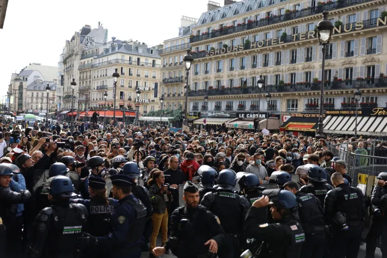 Barikade, paljevine i sukobi s policijom: Pogledajte kako Francuzi protestiraju protiv vlade