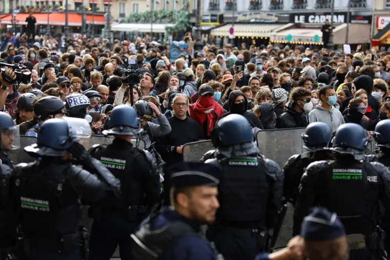 Barikade, paljevine i sukobi s policijom: Pogledajte kako Francuzi protestiraju protiv vlade