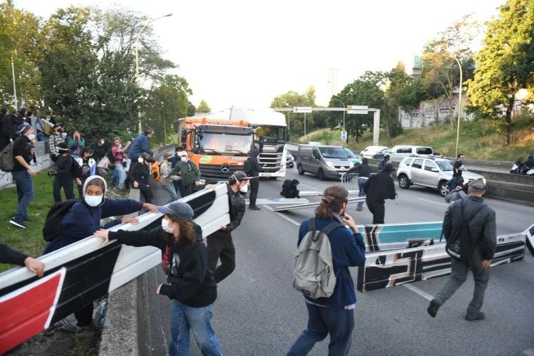 Barikade, paljevine i sukobi s policijom: Pogledajte kako Francuzi protestiraju protiv vlade