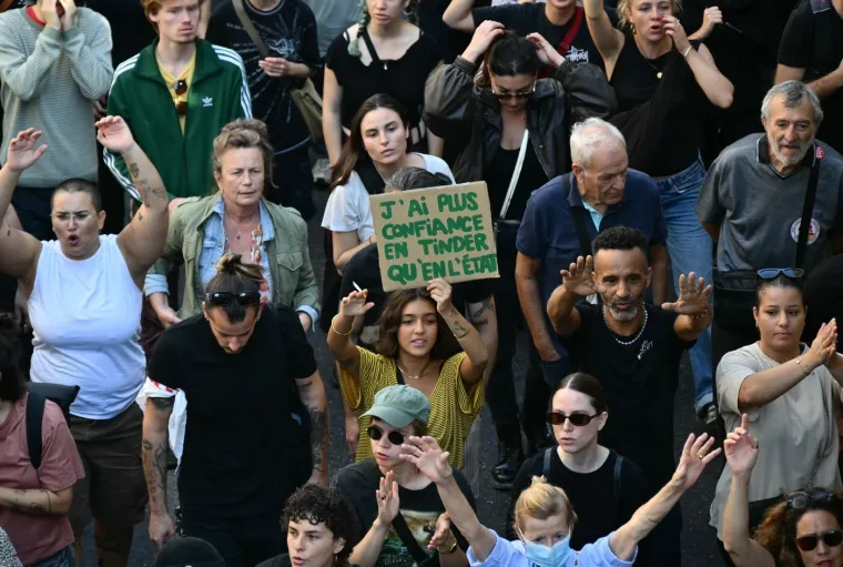 Barikade, paljevine i sukobi s policijom: Pogledajte kako Francuzi protestiraju protiv vlade