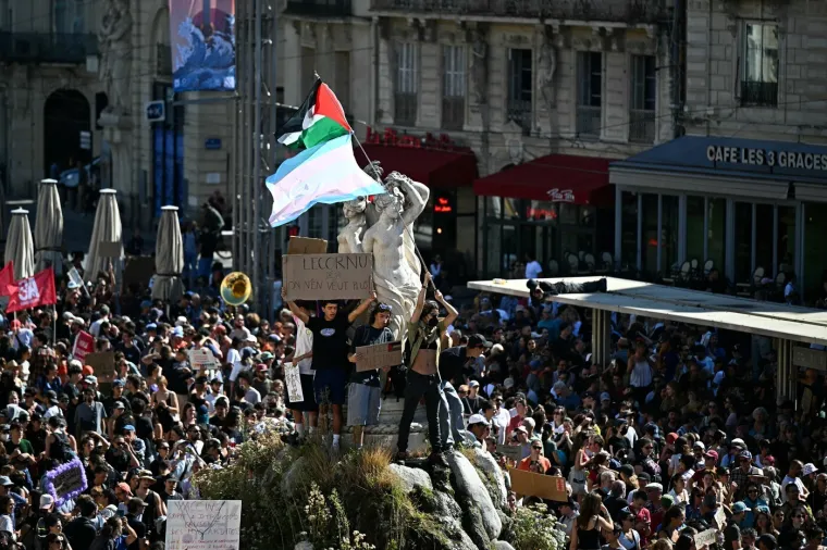 Barikade, paljevine i sukobi s policijom: Pogledajte kako Francuzi protestiraju protiv vlade