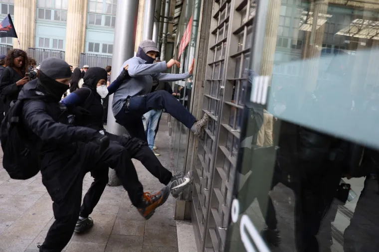 Barikade, paljevine i sukobi s policijom: Pogledajte kako Francuzi protestiraju protiv vlade