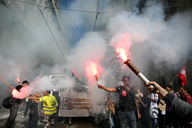 Barikade, paljevine i sukobi s policijom: Pogledajte kako Francuzi protestiraju protiv vlade