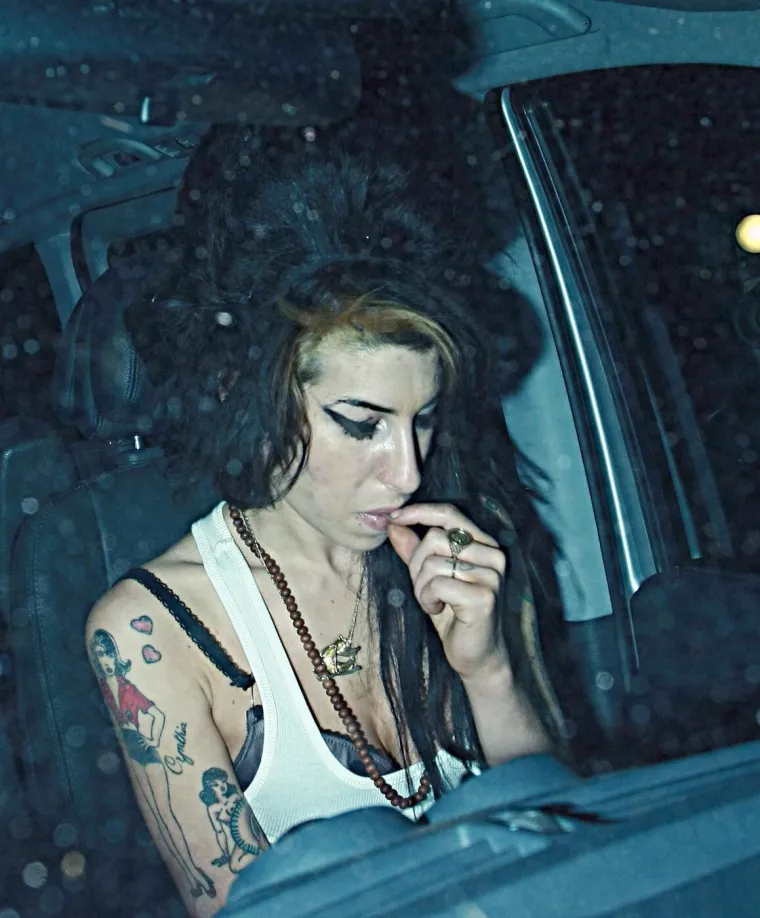 Borba s drogom, alkoholom i demonima: Ovo su naj&scaron;okantnija izdanja legendarne Amy Winehouse
