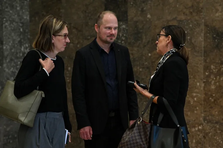 Tužni prizori okupljenih: Brojni kolege i prijatelji oprostili se od voljene Gabi Novak