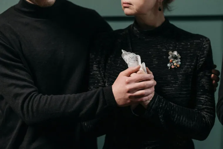 Neke fraze imaju negativne učinke na one koji tuguju: Zamijenite ovih 11 izraza utjehe prikladnijima