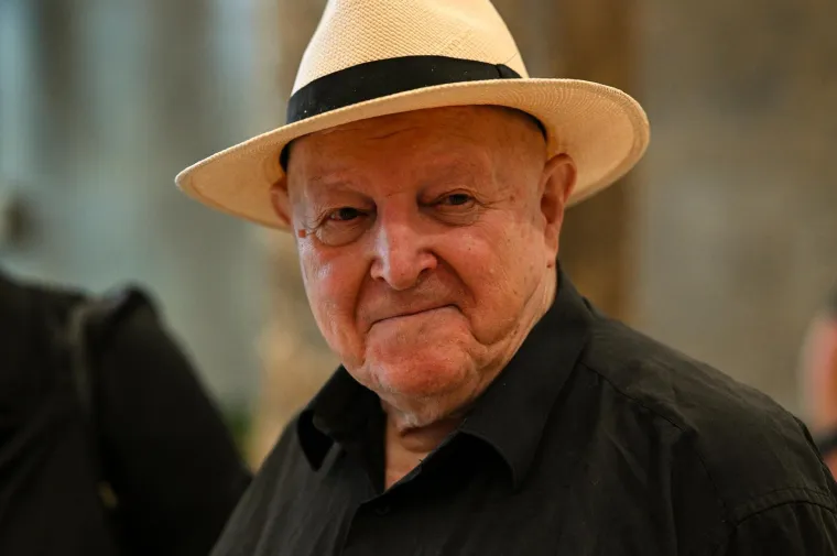 Tužni prizori okupljenih: Brojni kolege i prijatelji oprostili se od voljene Gabi Novak