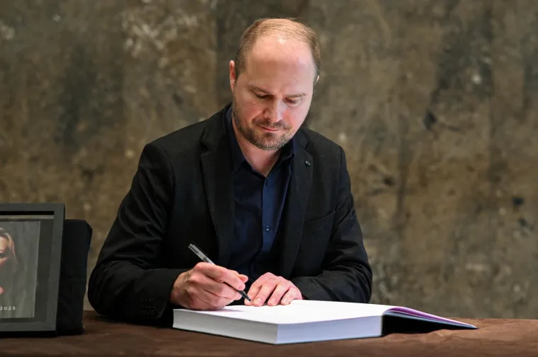 Tužni prizori okupljenih: Brojni kolege i prijatelji oprostili se od voljene Gabi Novak