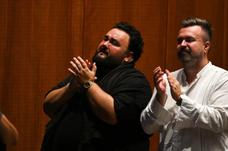 Tužni prizori okupljenih: Brojni kolege i prijatelji oprostili se od voljene Gabi Novak