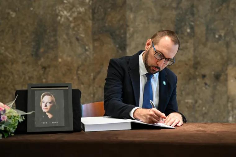 Tužni prizori okupljenih: Brojni kolege i prijatelji oprostili se od voljene Gabi Novak