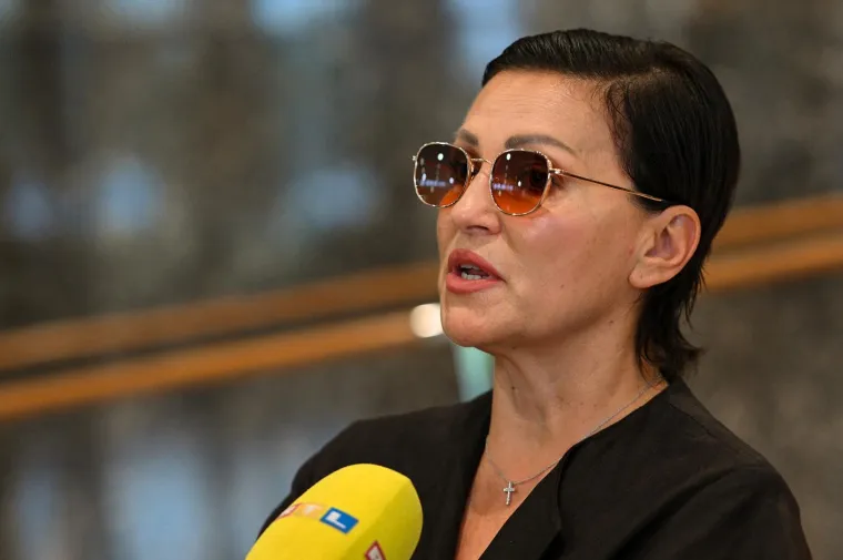 Tužni prizori okupljenih: Brojni kolege i prijatelji oprostili se od voljene Gabi Novak