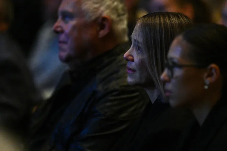 Tužni prizori okupljenih: Brojni kolege i prijatelji oprostili se od voljene Gabi Novak