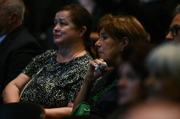 Tužni prizori okupljenih: Brojni kolege i prijatelji oprostili se od voljene Gabi Novak