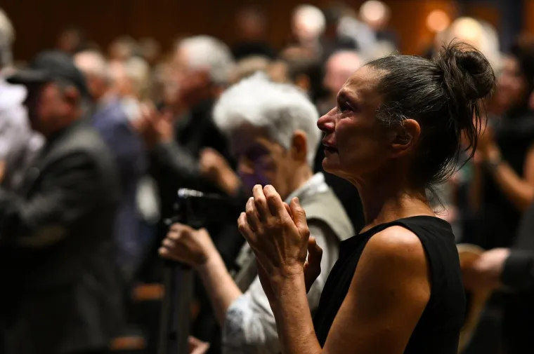 Tužni prizori okupljenih: Brojni kolege i prijatelji oprostili se od voljene Gabi Novak