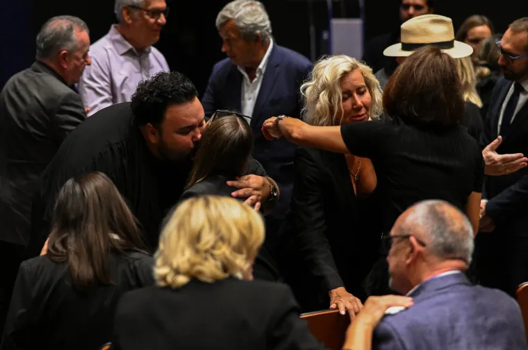 Tužni prizori okupljenih: Brojni kolege i prijatelji oprostili se od voljene Gabi Novak