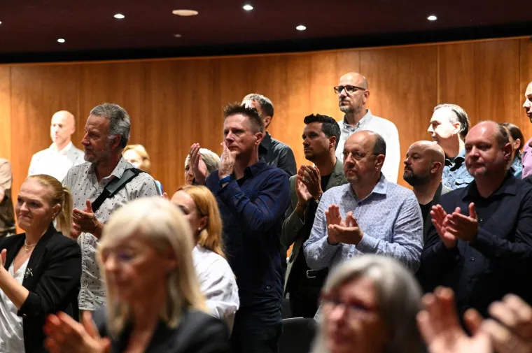 Tužni prizori okupljenih: Brojni kolege i prijatelji oprostili se od voljene Gabi Novak