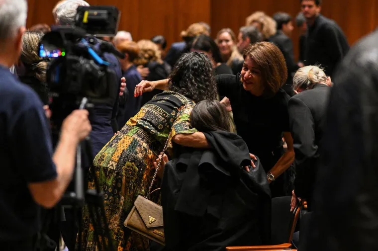 Tužni prizori okupljenih: Brojni kolege i prijatelji oprostili se od voljene Gabi Novak