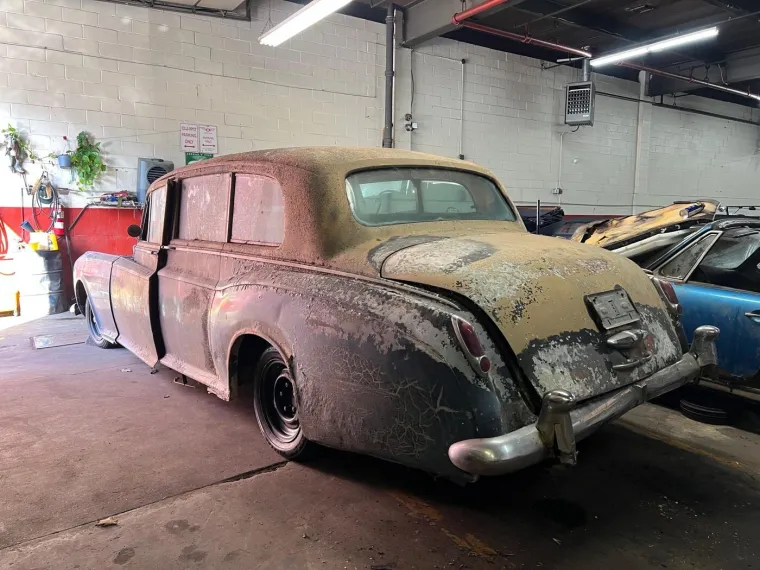 Star 64 godine, zahrđao i uni&scaron;ten: Ovaj auto prodaje se za cijenu od koje će vam se zavrtjeti u glavi