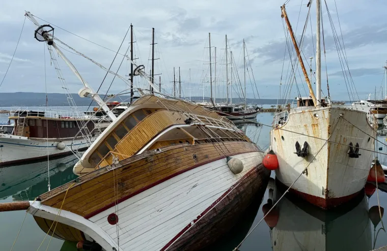 Ljudi u panici skakali iz tonućeg broda kod Omiša: Prvo se nagnuo, a onda je prodrla voda...