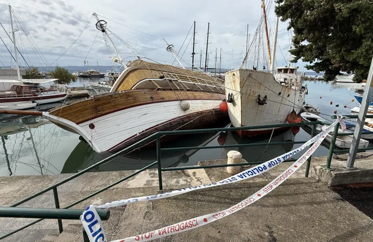 Ljudi u panici skakali iz tonućeg broda kod Omiša: Prvo se nagnuo, a onda je prodrla voda...