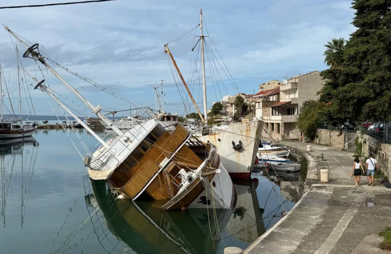 Ljudi u panici skakali iz tonućeg broda kod Omiša: Prvo se nagnuo, a onda je prodrla voda...