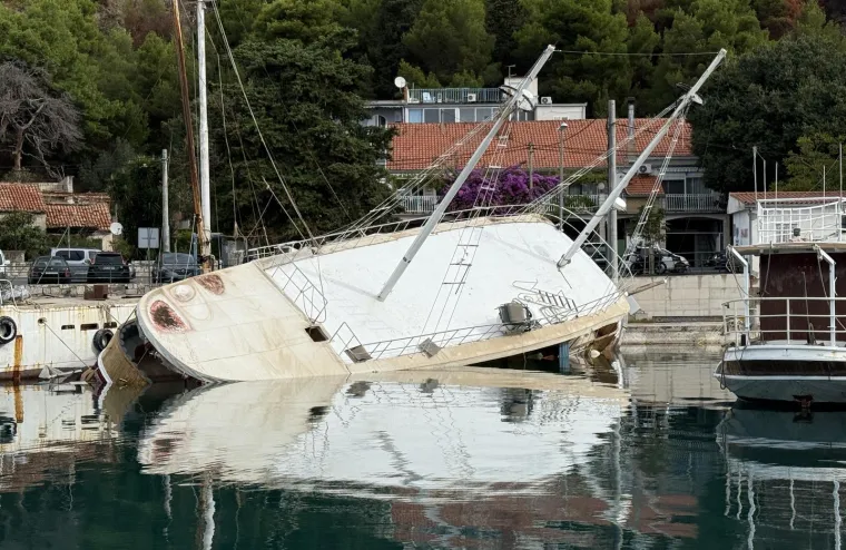Ljudi u panici skakali iz tonućeg broda kod Omiša: Prvo se nagnuo, a onda je prodrla voda...