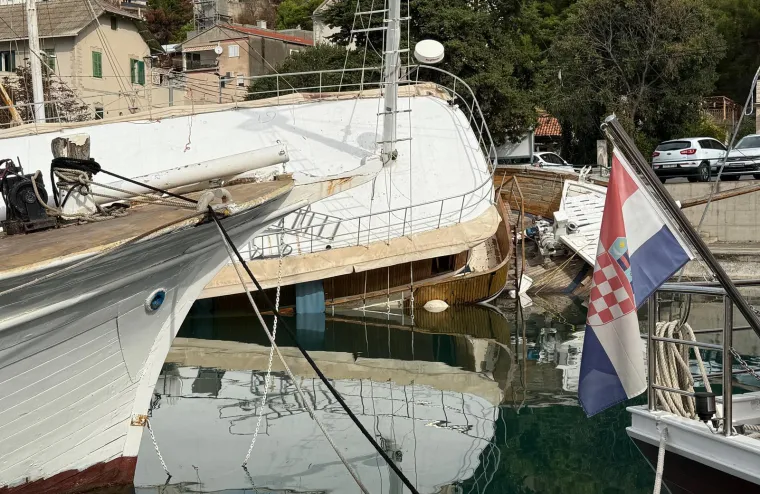 Ljudi u panici skakali iz tonućeg broda kod Omiša: Prvo se nagnuo, a onda je prodrla voda...