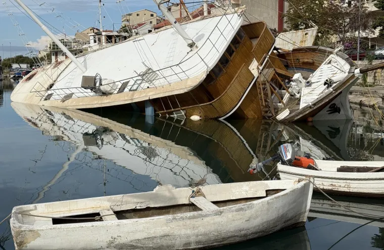 Ljudi u panici skakali iz tonućeg broda kod Omiša: Prvo se nagnuo, a onda je prodrla voda...