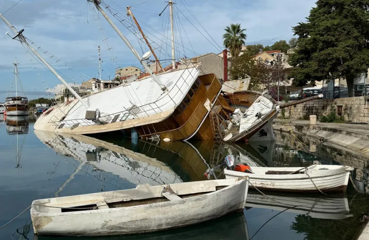 Ljudi u panici skakali iz tonućeg broda kod Omiša: Prvo se nagnuo, a onda je prodrla voda...