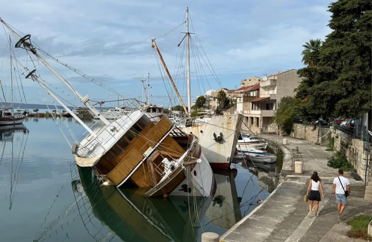 Ljudi u panici skakali iz tonućeg broda kod Omiša: Prvo se nagnuo, a onda je prodrla voda...