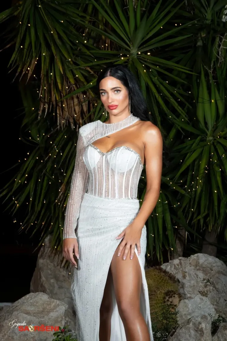 Bila na operaciji grudi i nosa pa opet stavila filere u usne: Laura obožava estetske korekcije