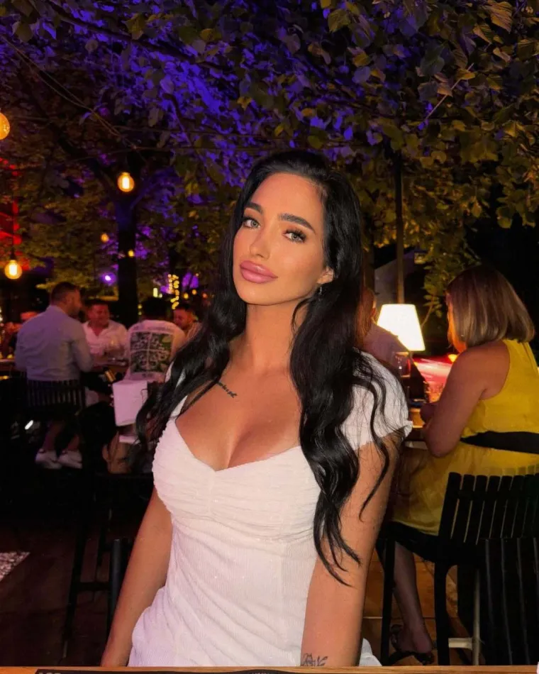 Bila na operaciji grudi i nosa pa opet stavila filere u usne: Laura obožava estetske korekcije