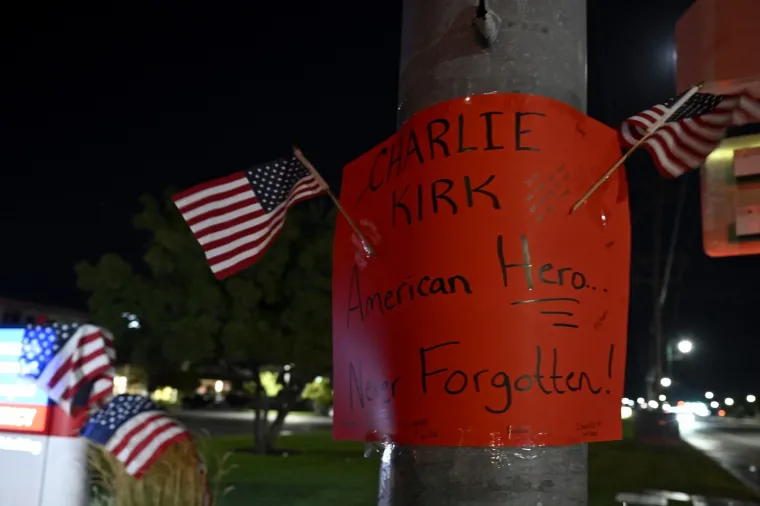 Mnogi oplakuju Charlieja Kirka, ispred bolnice cvijeće i svijeće: 'Nemojte se zavaravati...'