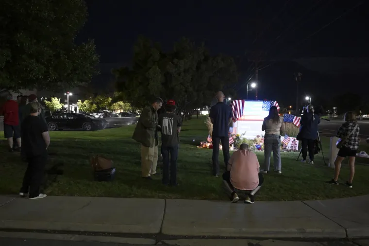 Mnogi oplakuju Charlieja Kirka, ispred bolnice cvijeće i svijeće: 'Nemojte se zavaravati...'