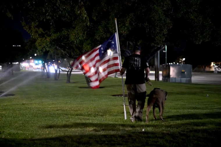 Mnogi oplakuju Charlieja Kirka, ispred bolnice cvijeće i svijeće: 'Nemojte se zavaravati...'