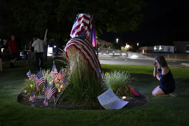 Mnogi oplakuju Charlieja Kirka, ispred bolnice cvijeće i svijeće: 'Nemojte se zavaravati...'