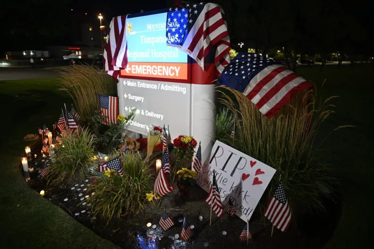 Mnogi oplakuju Charlieja Kirka, ispred bolnice cvijeće i svijeće: 'Nemojte se zavaravati...'