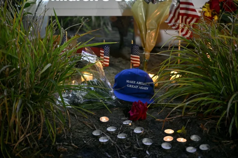 Mnogi oplakuju Charlieja Kirka, ispred bolnice cvijeće i svijeće: 'Nemojte se zavaravati...'