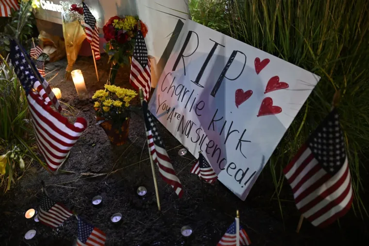 Mnogi oplakuju Charlieja Kirka, ispred bolnice cvijeće i svijeće: 'Nemojte se zavaravati...'