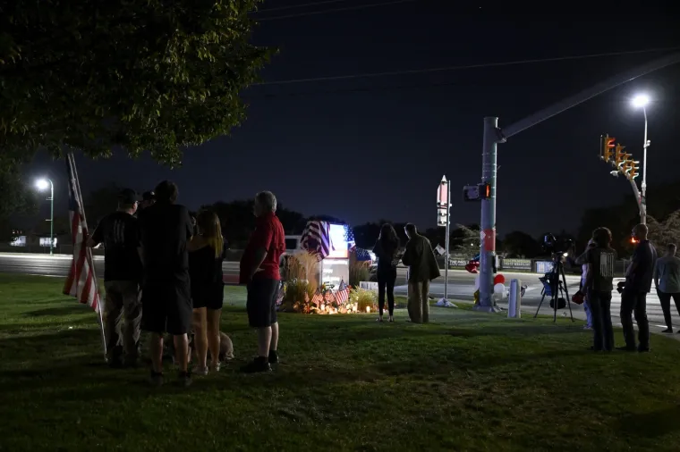 Mnogi oplakuju Charlieja Kirka, ispred bolnice cvijeće i svijeće: 'Nemojte se zavaravati...'