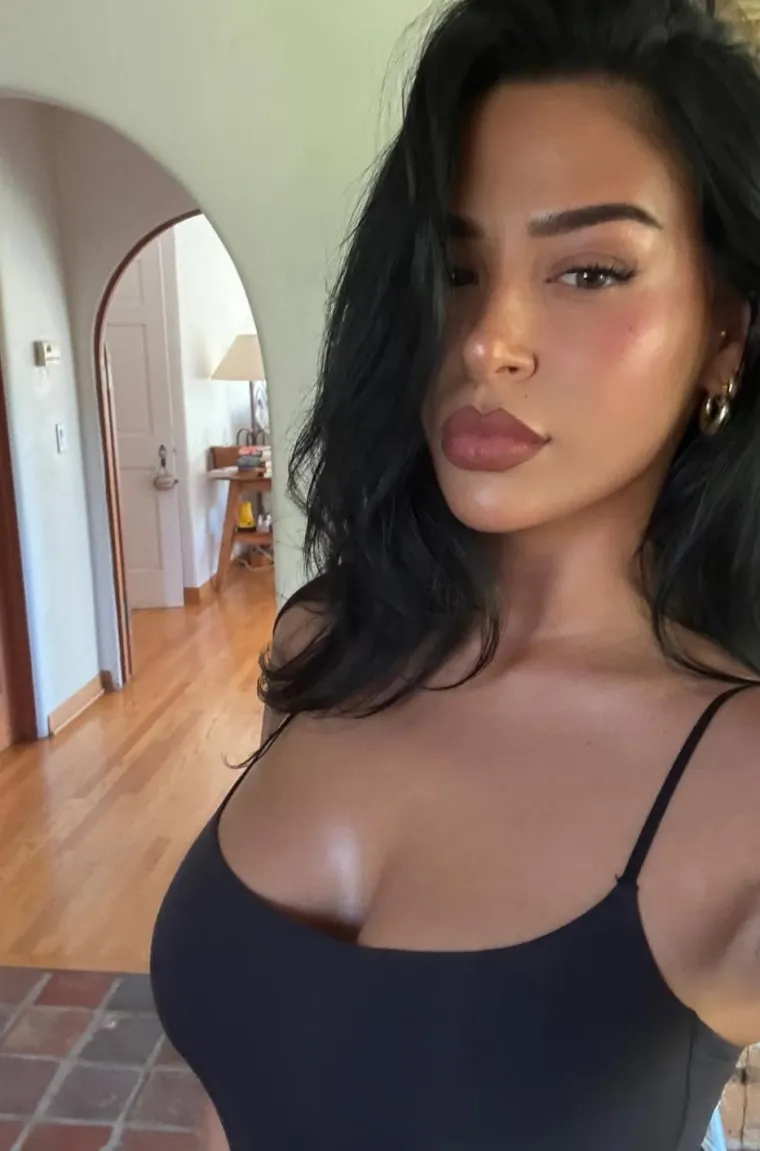 Uhvaćeni u klinču na Sardiniji: Tko je ljepotica koju je osvojila zvijezda Real Madrida?